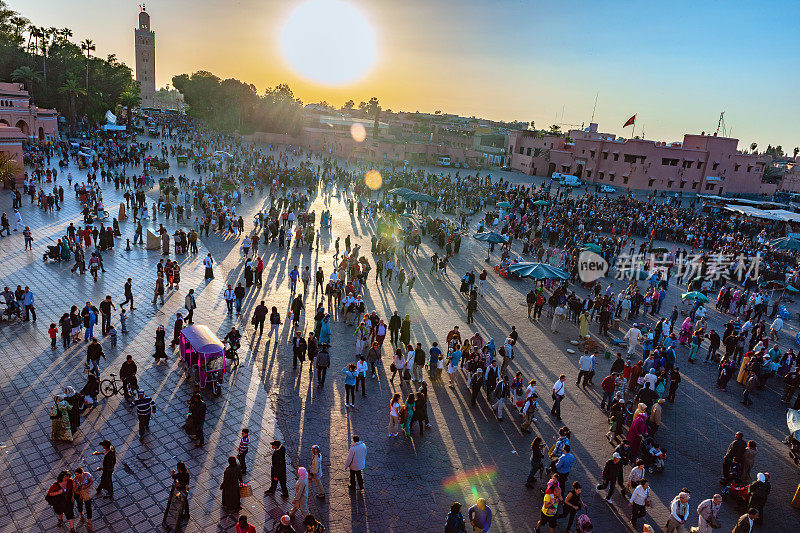 晚上Djemaa El Fna广场与库图比亚清真寺，马拉喀什，摩洛哥，北非